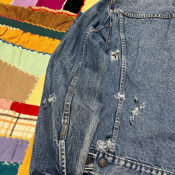 Vintage 90s Levi’s Nicely Washed Distressed Denim Trucker Jacket Size 40 - Picture 4 of 7
